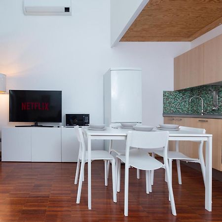 Apartamento White And Brown Exclusive Loft With Terrace - Free Parking - M2 Station Milán Exterior foto
