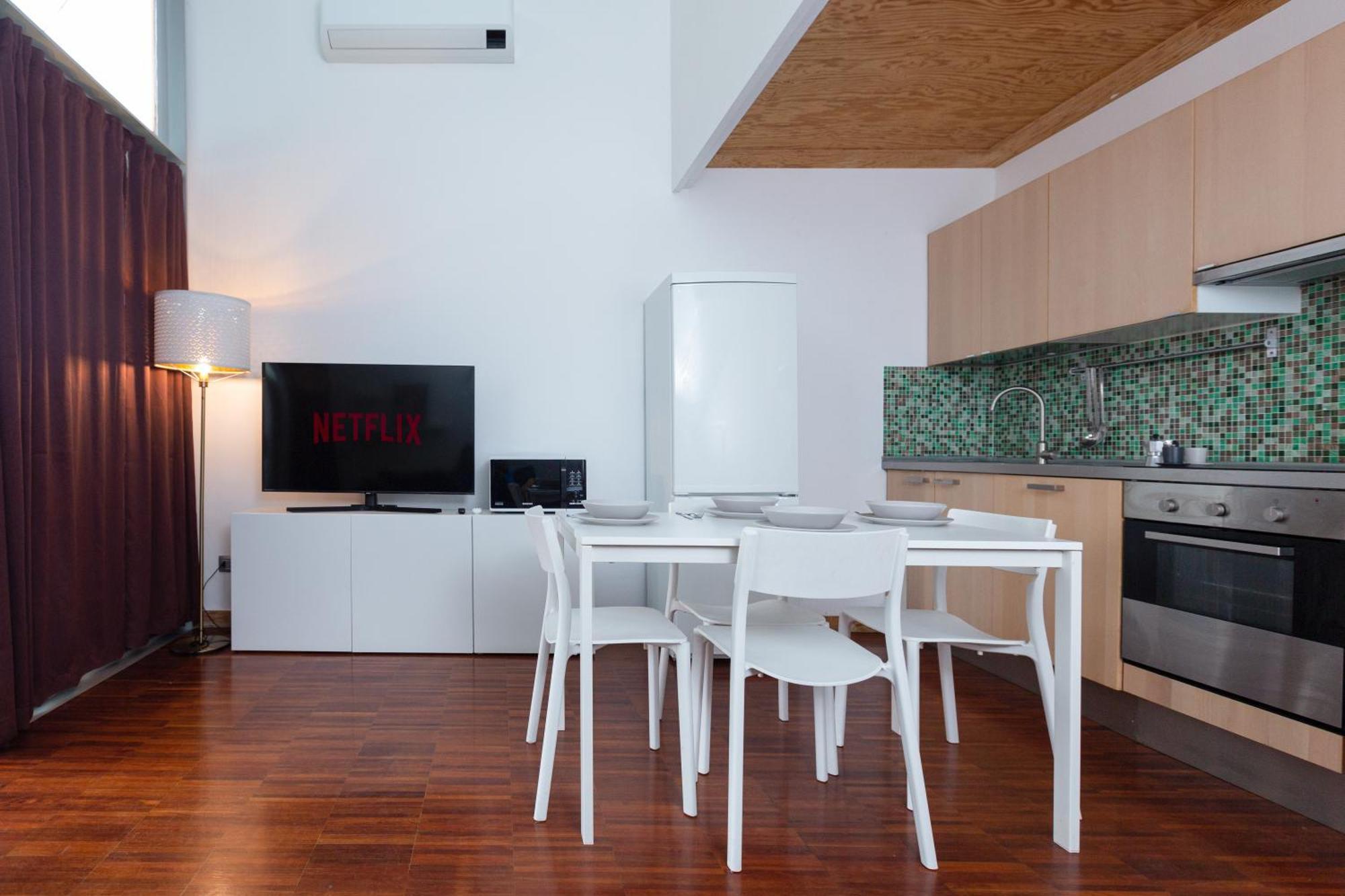 Apartamento White And Brown Exclusive Loft With Terrace - Free Parking - M2 Station Milán Exterior foto