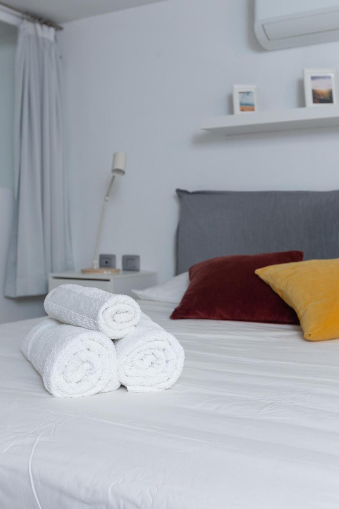 Apartamento White And Brown Exclusive Loft With Terrace - Free Parking - M2 Station Milán Exterior foto