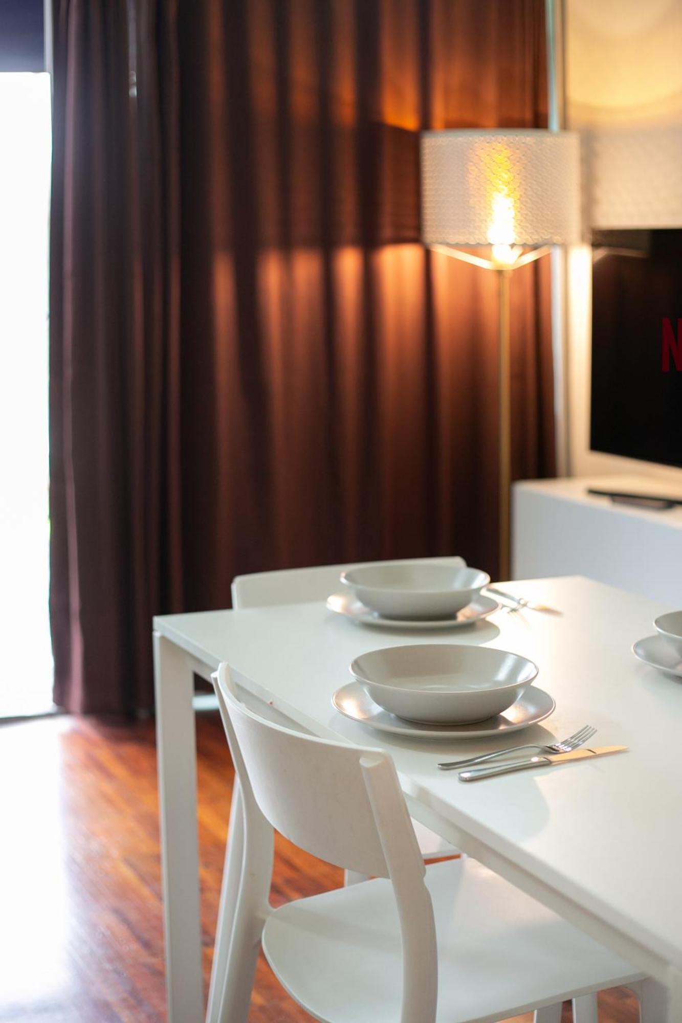 Apartamento White And Brown Exclusive Loft With Terrace - Free Parking - M2 Station Milán Exterior foto