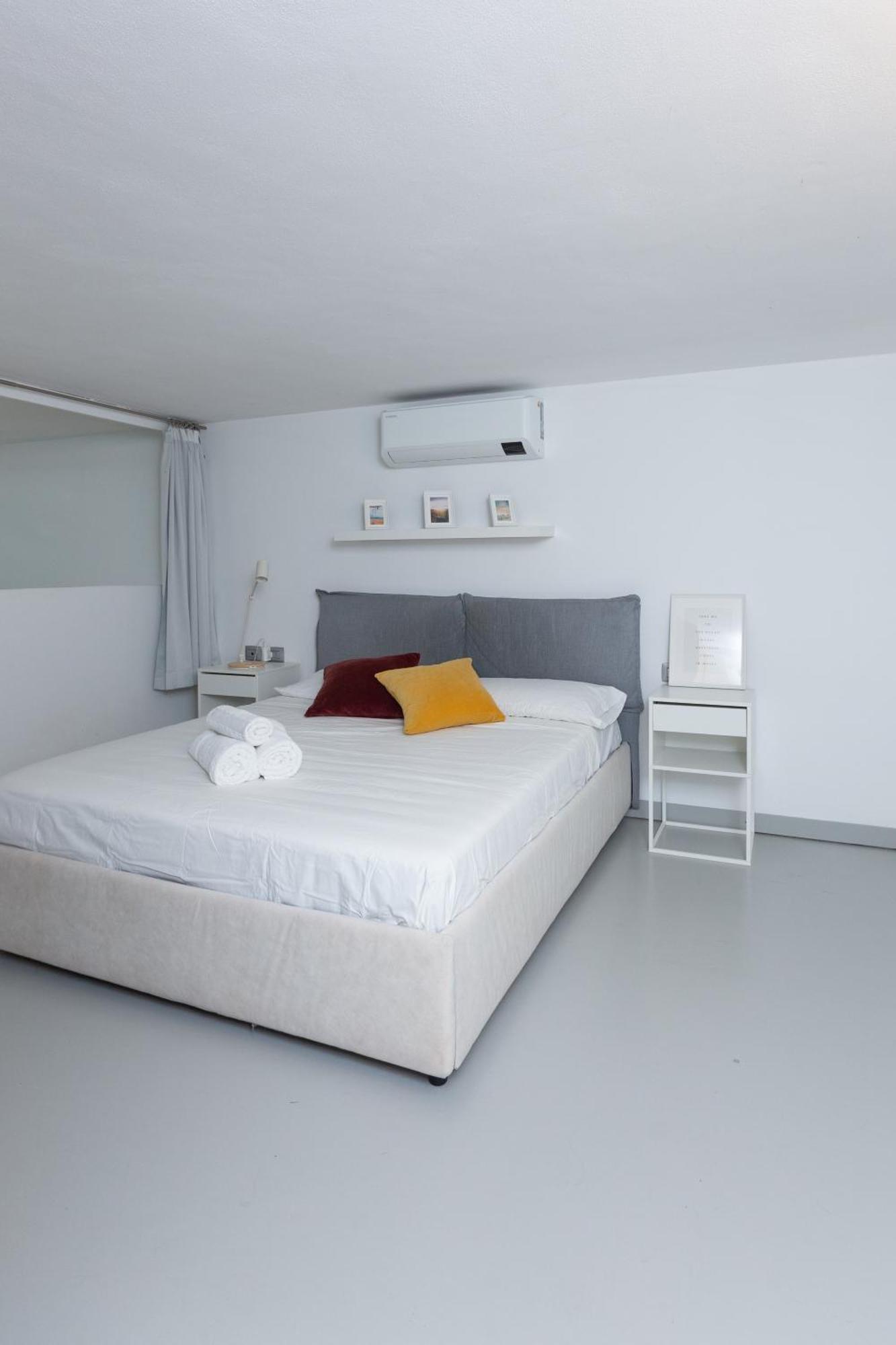 Apartamento White And Brown Exclusive Loft With Terrace - Free Parking - M2 Station Milán Exterior foto